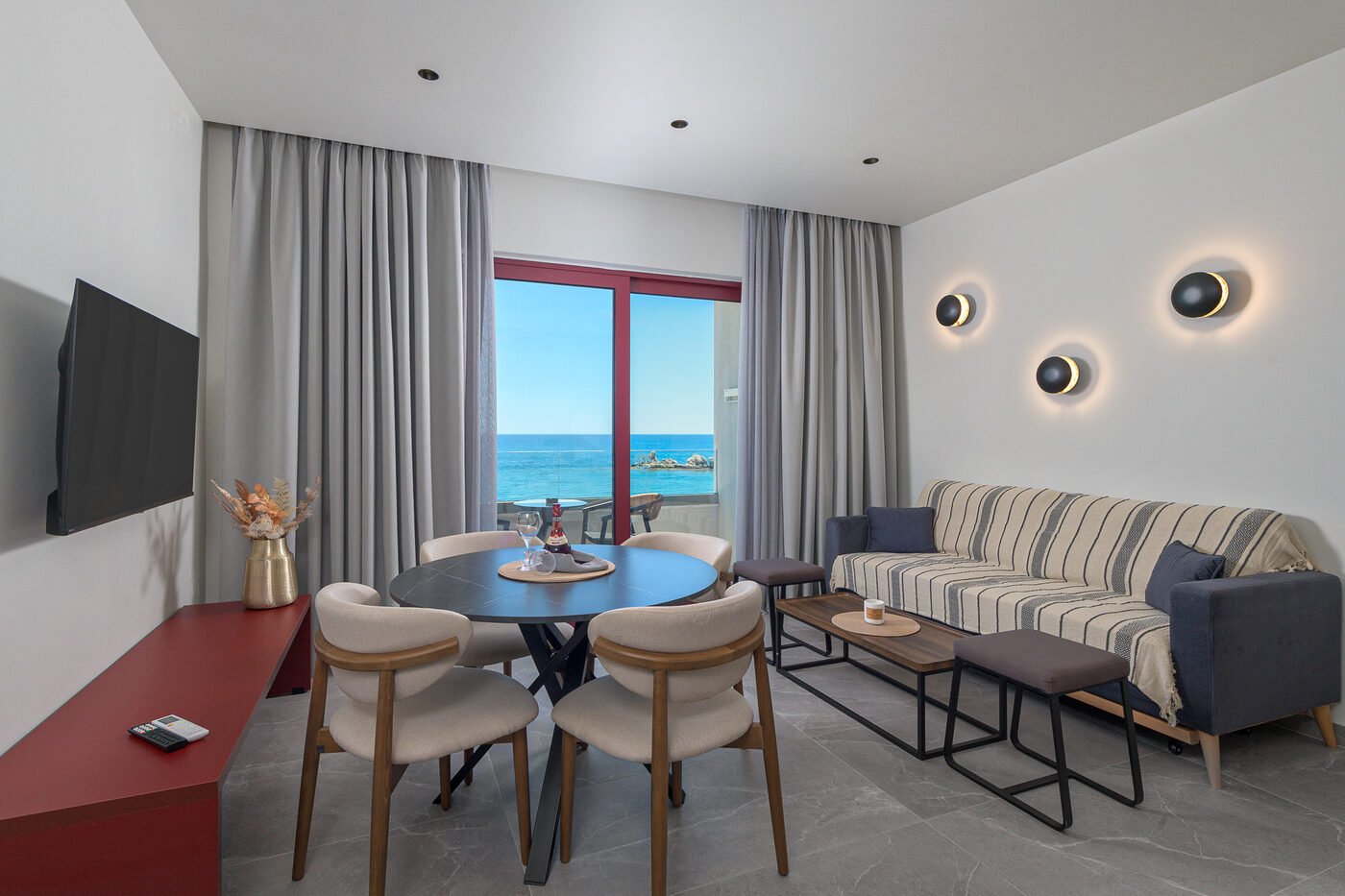 Seafront apartment with panoramic sea view, 2nd floor