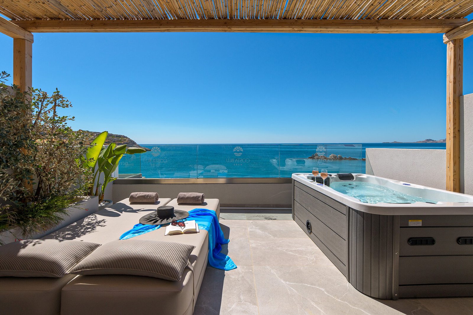 Seafront terrace with private jacuzzi overlooking the Aegean — Costa Blu Mare